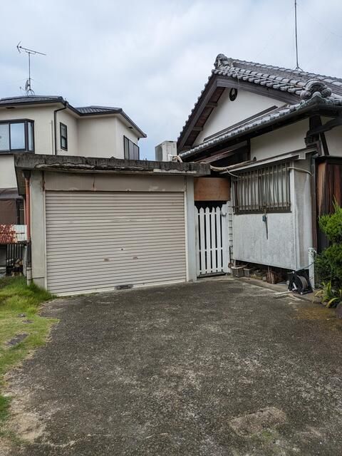 90-Tsubo Land with Charming 1975 Single-Story House in Hannan, Osaka - Thumbnail 3