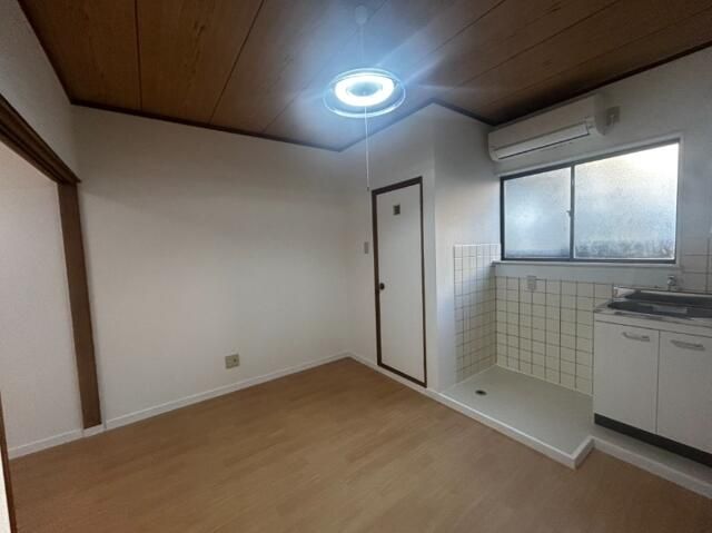 1R Apartment for Rent in Nishinari, Osaka - No Deposit, No Key Money - Thumbnail 4