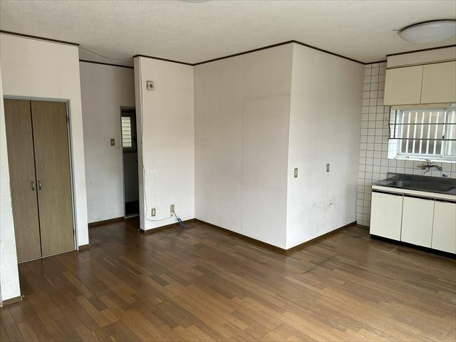 4LDK Resale House in Minami-Saiin-cho, Matsuyama, Ehime - Thumbnail 2