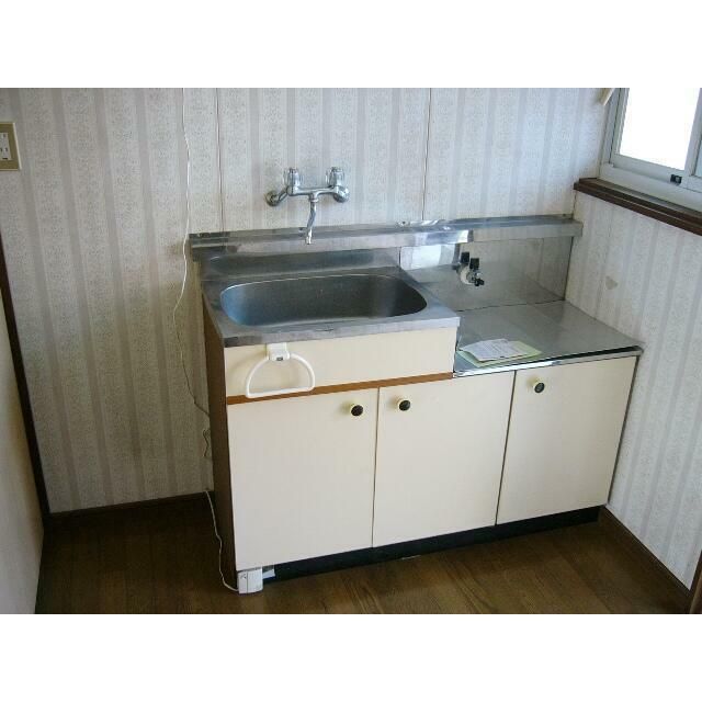 1K Apartment for Rent in Yamaguchi City with Free Internet & Parking - Thumbnail 3