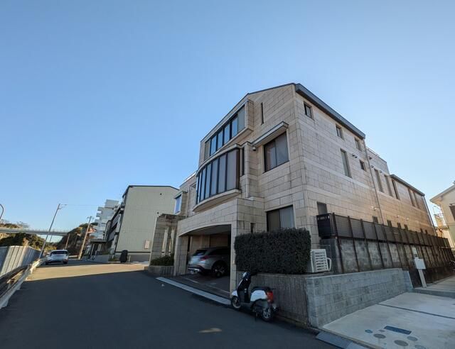 10SLDK Corner House for Sale in Yokohama Konandai - Thumbnail 2