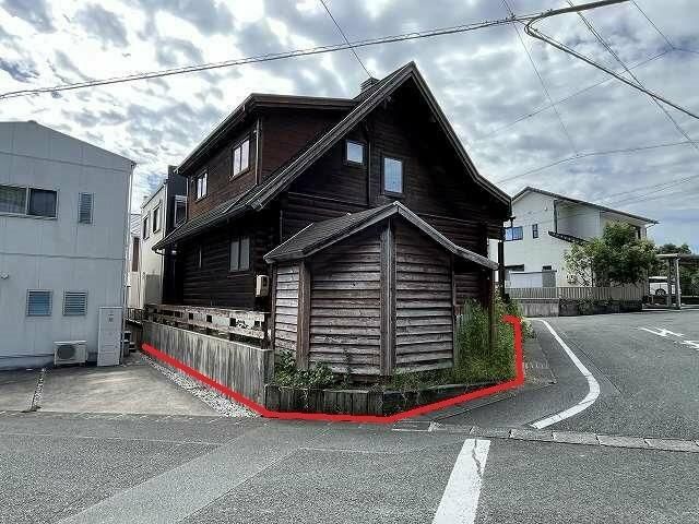 Stylish Log House with Fireplace and Loft for Sale in Tahara - Main Image