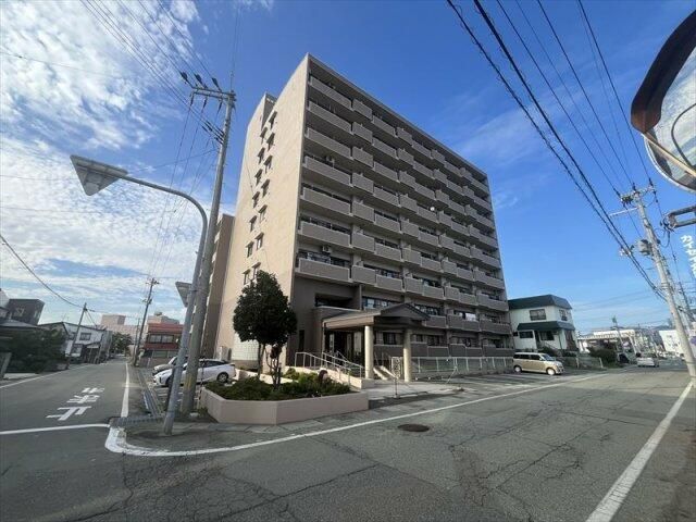 Renovated 3LDK Apartment for Sale near JR Shinjo Station - Thumbnail 2