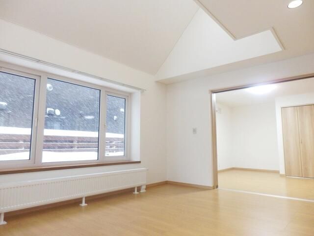 Renovated 4LDK House in Sapporo's Kita Ward with New Central Heating - Thumbnail 3