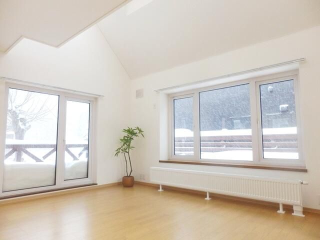 Renovated 4LDK House in Sapporo's Kita Ward with New Central Heating - Thumbnail 2