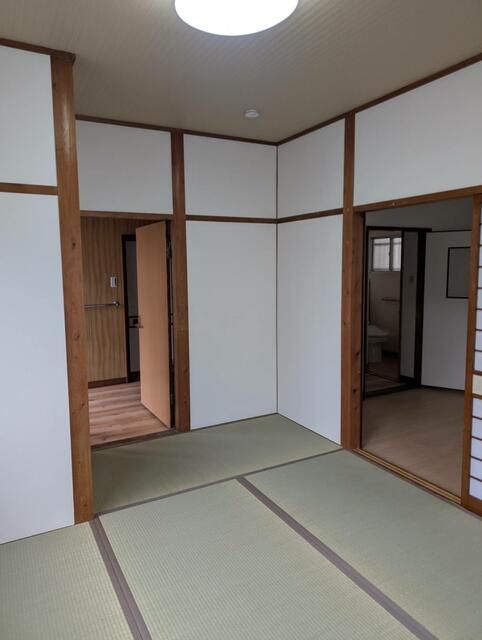 Renovated 3DK Detached House for Sale in Sakai, Osaka - Thumbnail 2