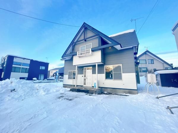 4LDK House for Sale in Asahikawa Hikaridai with Parking for 6 Cars - Thumbnail 2