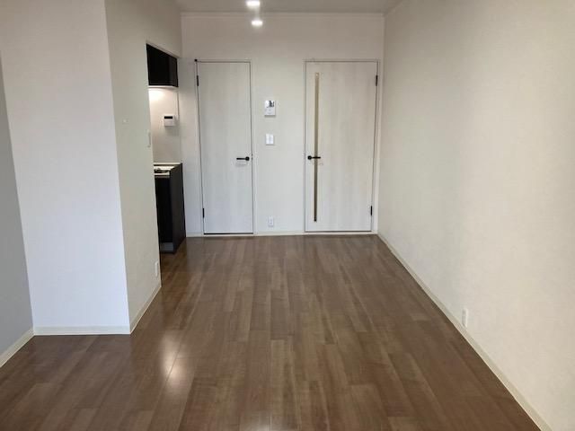 Renovated 1LDK Apartment for Sale in Tsurumi, Osaka - Thumbnail 2