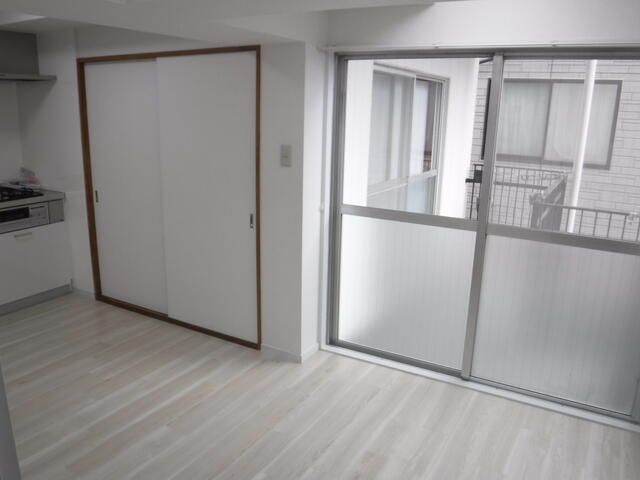 Renovated 2DK Apartment for Sale in Nerima, Tokyo with Tenant - Thumbnail 2