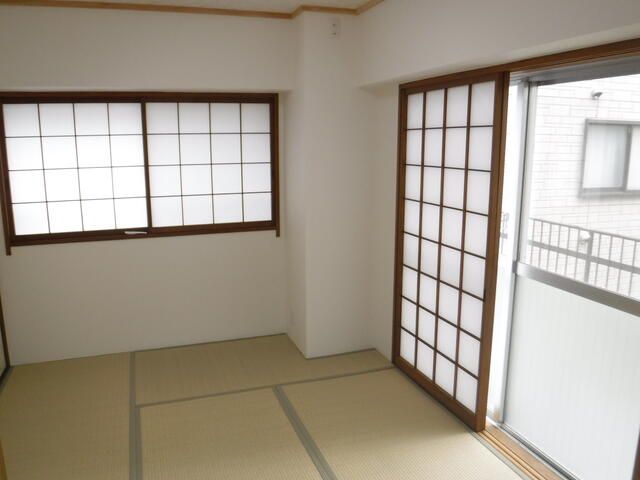 Renovated 2DK Apartment for Sale in Nerima, Tokyo with Tenant - Thumbnail 3