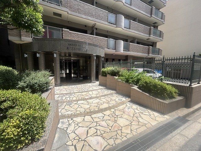 Renovated 3LDK Apartment for Sale in Kita-ku, Osaka - Thumbnail 2