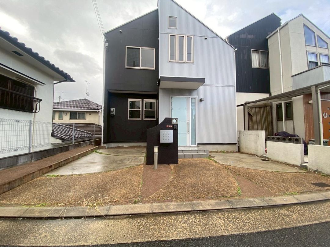 Renovated 4LDK House in Hirakata, Osaka with 2 Car Parking - Thumbnail 2