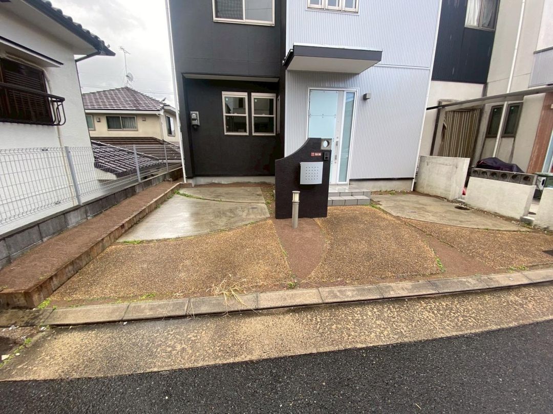 Renovated 4LDK House in Hirakata, Osaka with 2 Car Parking - Thumbnail 4