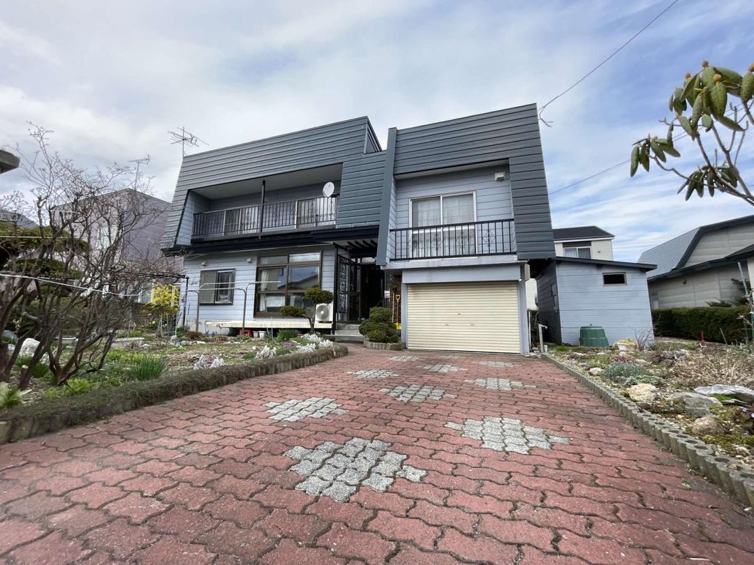 4LDK House for Sale in Eniwa, Hokkaido on 396 sqm Land - Thumbnail 2