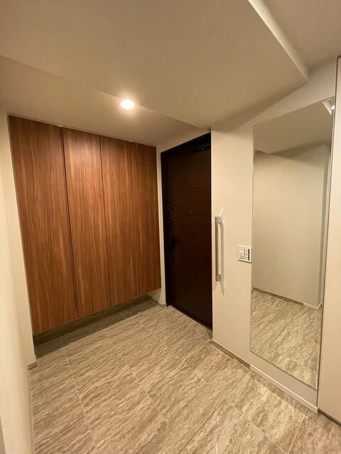 2LDK Condo in Park House Nakanoshima Tower, Osaka - Image 1