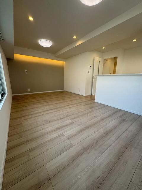 Renovated 2LDK Apartment in Katsushika, Tokyo | Triple-Aspect Sunlight - Thumbnail 4