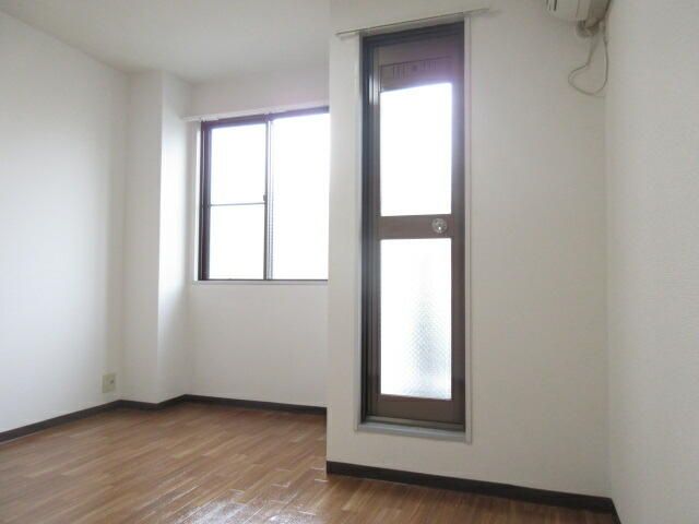 Women-Only 1K Apartment for Rent near Shōbuike Station, Nara - Thumbnail 3