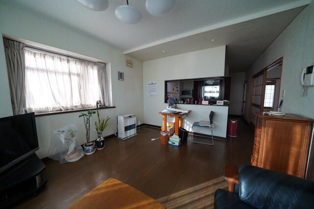 5LDK House for Sale in Teine-ku, Sapporo with 2 Parking Spaces - Thumbnail 2