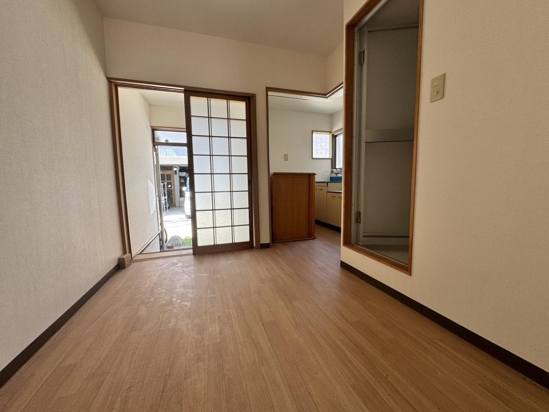 2K Apartment for Rent in Neyagawa City, Osaka - 35,000 Yen - Thumbnail 2