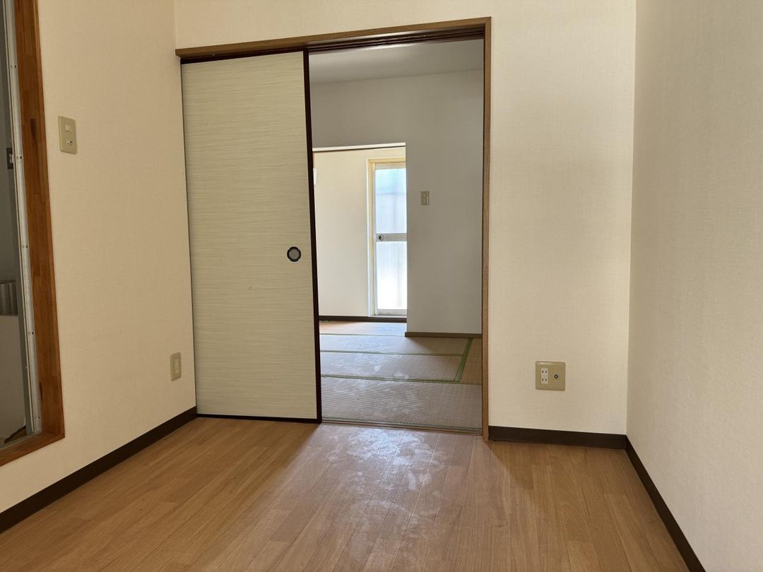 2K Apartment for Rent in Neyagawa City, Osaka - 35,000 Yen - Thumbnail 3