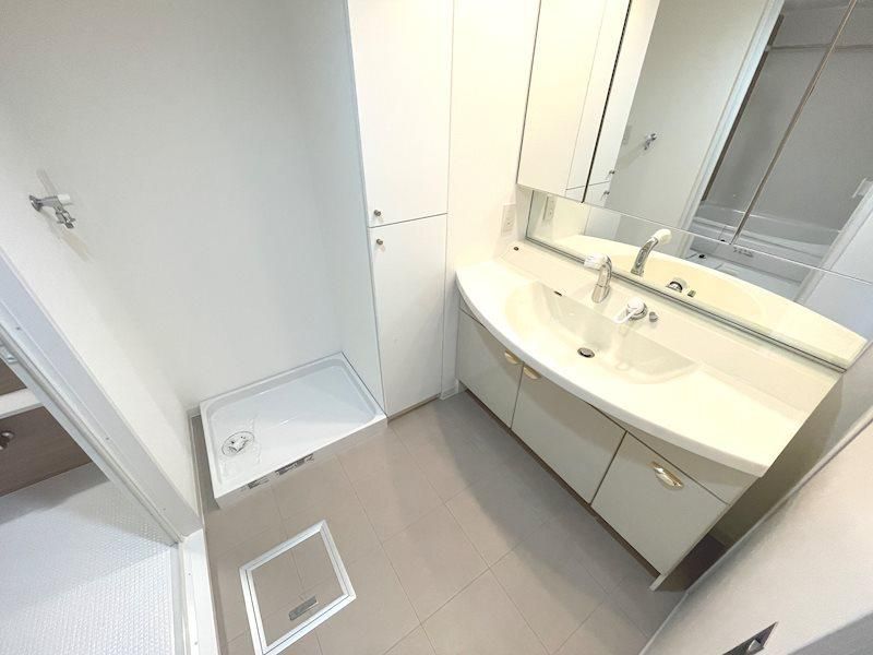 Renovated 3LDK Apartment in Liberty Park Hirakata Tower, Osaka - Thumbnail 4