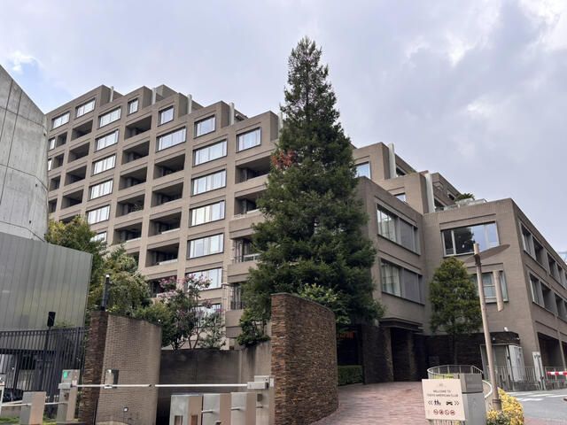Luxury 2LDK Condo in Azabudai, Minato-ku, Tokyo - Thumbnail 2