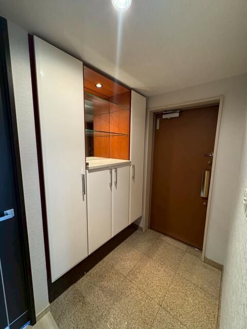 4LDK Apartment with Huge Balcony Near Goidoyama Station, Hirakata - Image 1