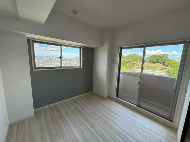 4LDK Apartment with Huge Balcony Near Goidoyama Station, Hirakata - Thumbnail 4