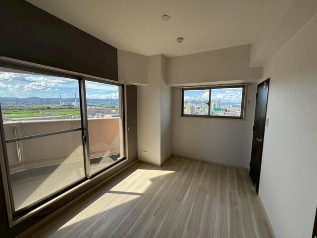 4LDK Apartment with Huge Balcony Near Goidoyama Station, Hirakata - Thumbnail 3