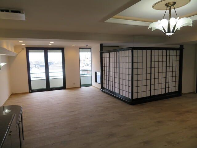 Renovated 144sqm 2LDK Corner Apartment in Sakai, Osaka - Thumbnail 3