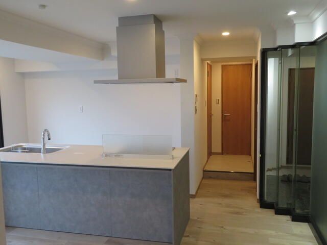 Renovated 144sqm 2LDK Corner Apartment in Sakai, Osaka - Thumbnail 2