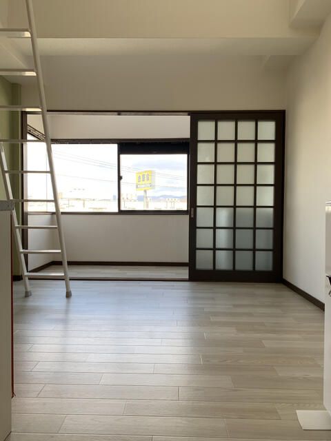 Women-Only Studio Apartment for Rent in Hirakata, Osaka - Thumbnail 3