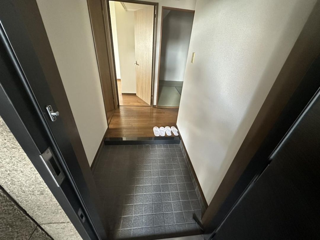 Renovated 3LDK Apartment for Sale in Izumiotsu, Osaka - Thumbnail 2