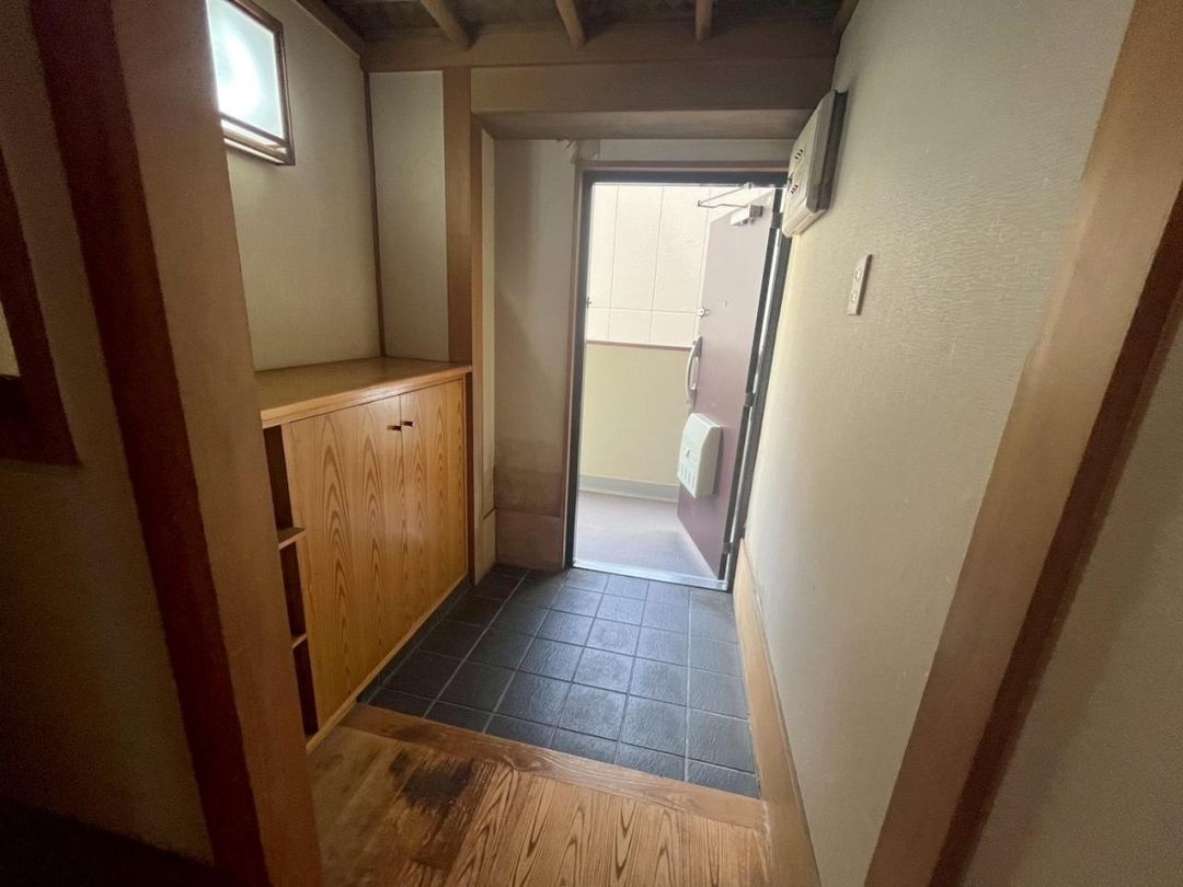Renovated 1LDK Apartment Near Tsukamoto Station, Osaka - Thumbnail 3
