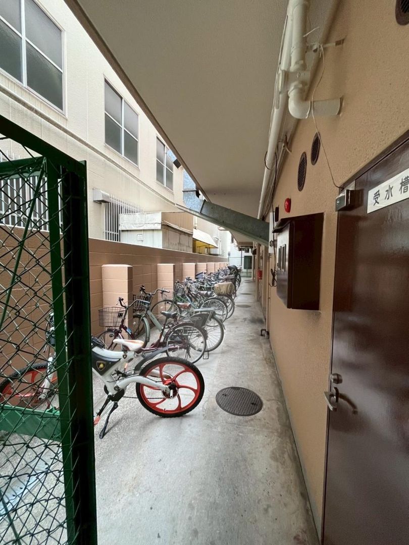Renovated 1LDK Apartment Near Tsukamoto Station, Osaka - Thumbnail 2