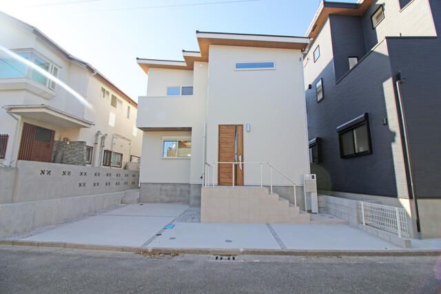 New 3LDK House in Yokosuka with 4LDK Conversion Potential - Thumbnail 2