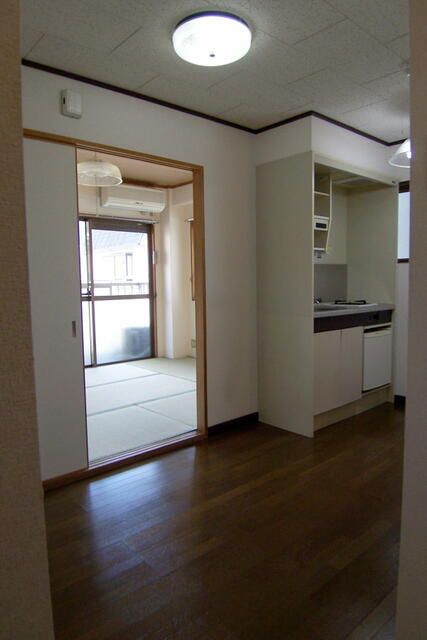 1K Apartment for Rent near Moriguchi Station, Osaka - Thumbnail 3