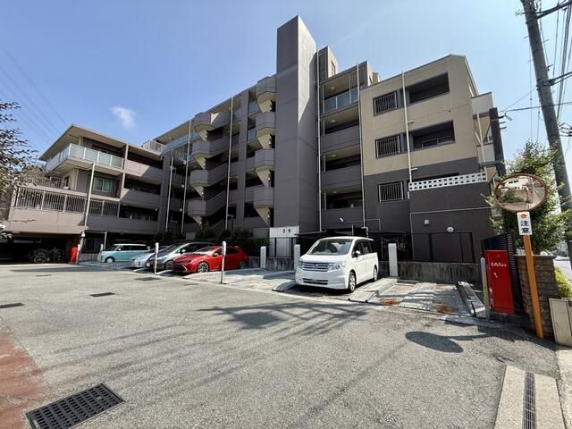 Renovated 3LDK Apartment with Private Garden in Akishima - Thumbnail 2