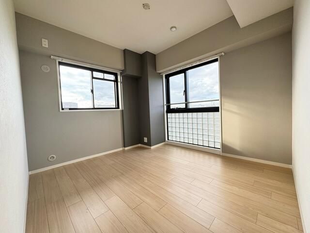Renovated 3LDK Apartment in Abeno, Osaka | Corner Unit - Thumbnail 2