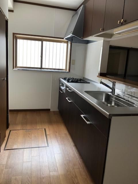 4LDK Detached House for Sale in Takatsuki, Osaka with 2024 Renovations - Thumbnail 3