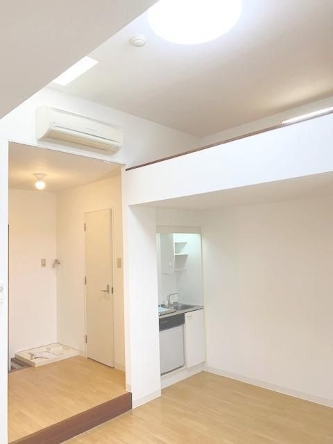 Riverside Osaka Apartment with Loft & Skylight | 27K Layout - Thumbnail 3