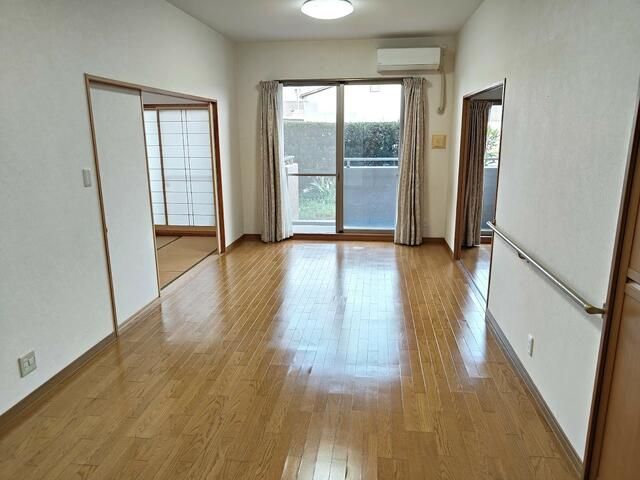 4LDK Apartment with Private Garden in Kaizuka, Osaka for Sale - Thumbnail 3