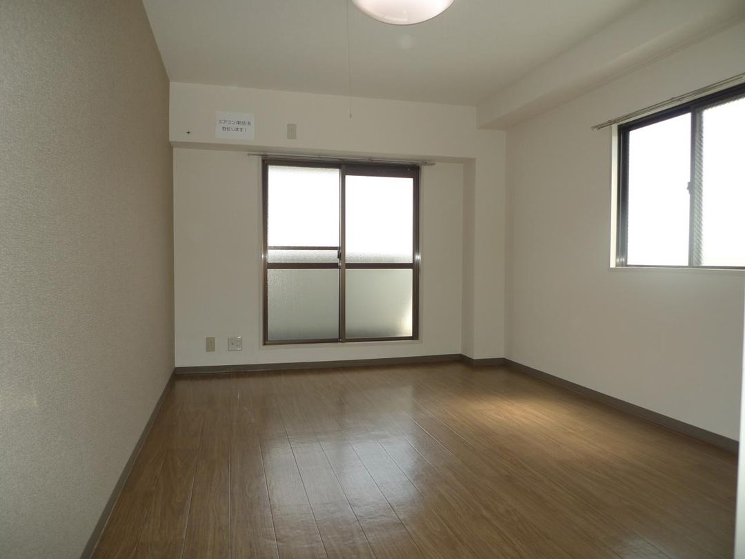 1R Apartment for Rent in Suita, Osaka - 27,000 Yen - Thumbnail 3