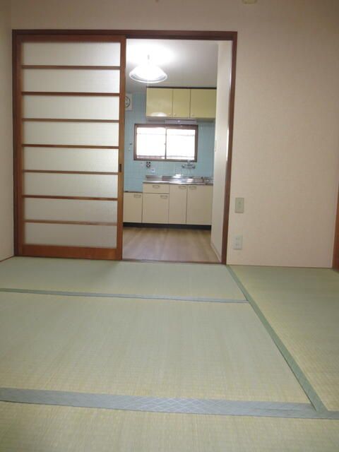 Renovated 2DK Apartment near Shōji Station, Osaka - Thumbnail 2