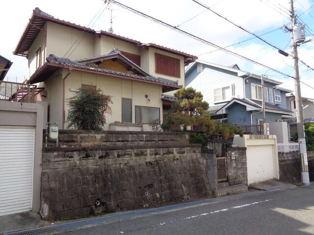 5LDK House with South Garden in Tondabayashi, Osaka - Image 1