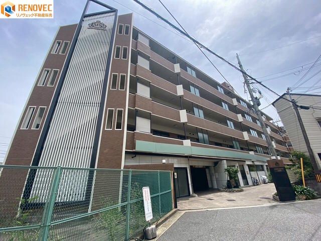 3LDK Top-Floor Corner Apartment for Sale near Ootori Station, Sakai - Image 1