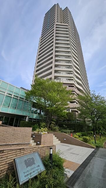 4LDK Apartment for Sale in Koto Ward, Tokyo with Triple Balcony - Thumbnail 2