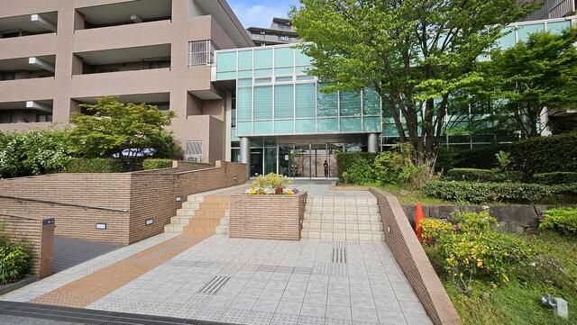 4LDK Apartment for Sale in Koto Ward, Tokyo with Triple Balcony - Thumbnail 3