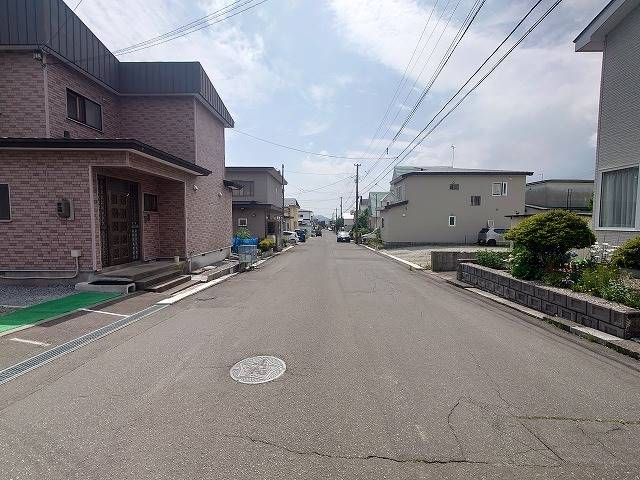 3LDK House for Sale in Hakodate, Hokkaido - Quiet Neighborhood - Thumbnail 2