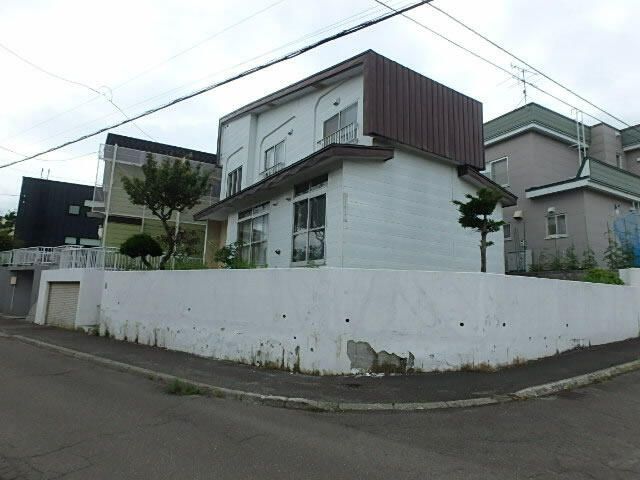 4LDK Corner Lot House for Sale in Sapporo's Toyohira Ward - Thumbnail 2